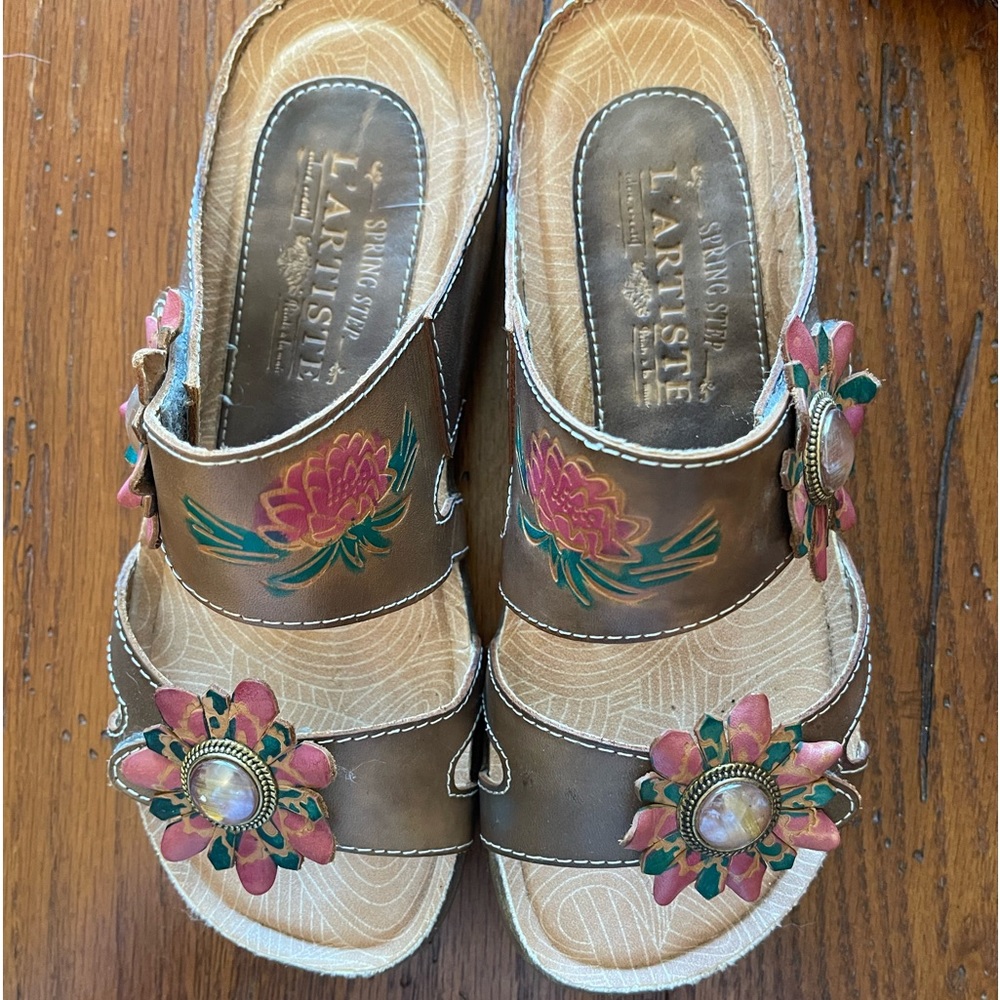 L’Astite brand sandal w/Velcro